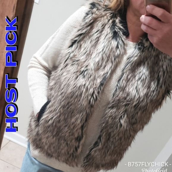 ❤ HOST PICK ❤ Faux Fur Sweater Vest - Picture 1 of 8